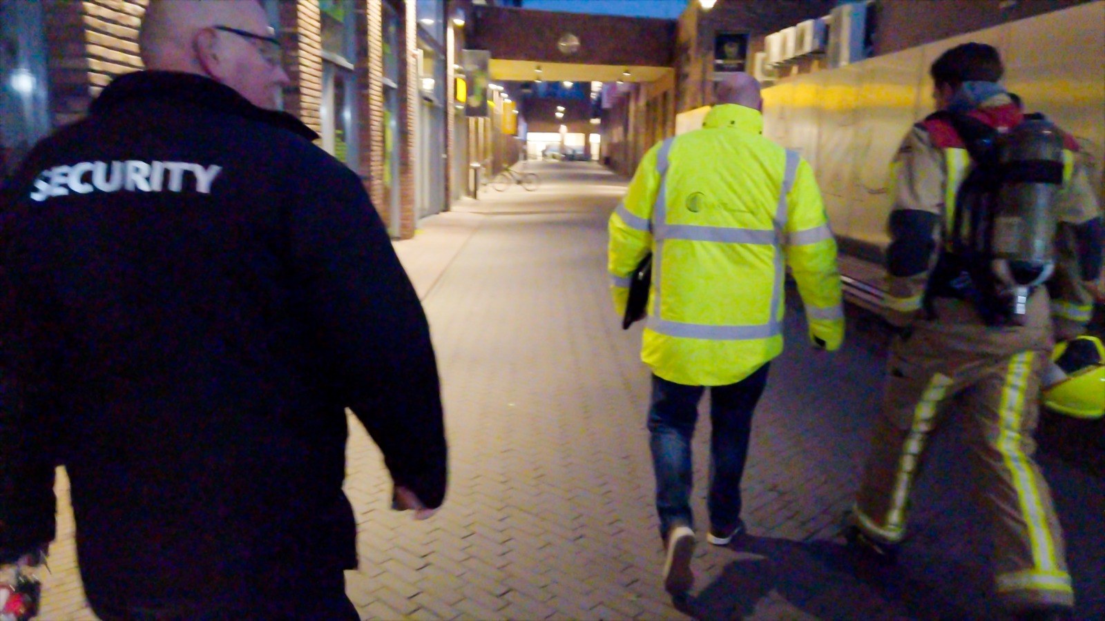 Medewerker van EW Security loopt met de brandweer mee tijdens een oefening