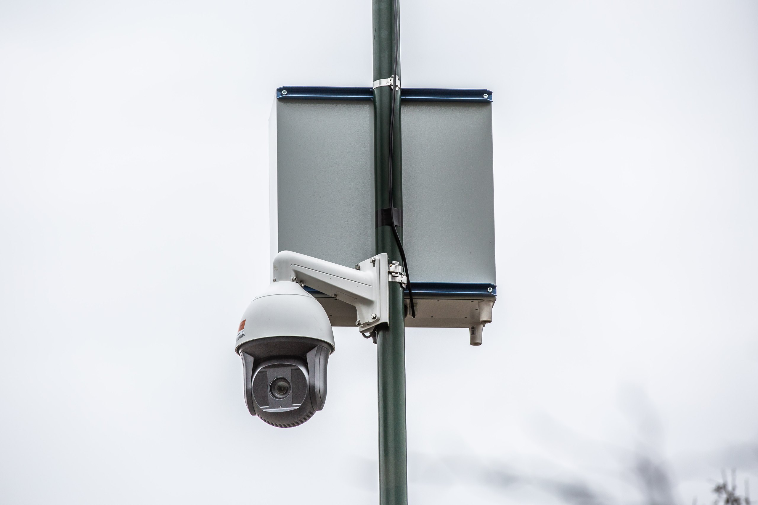 Close-up van een bestuurbare toezichtcamera met schakelkast