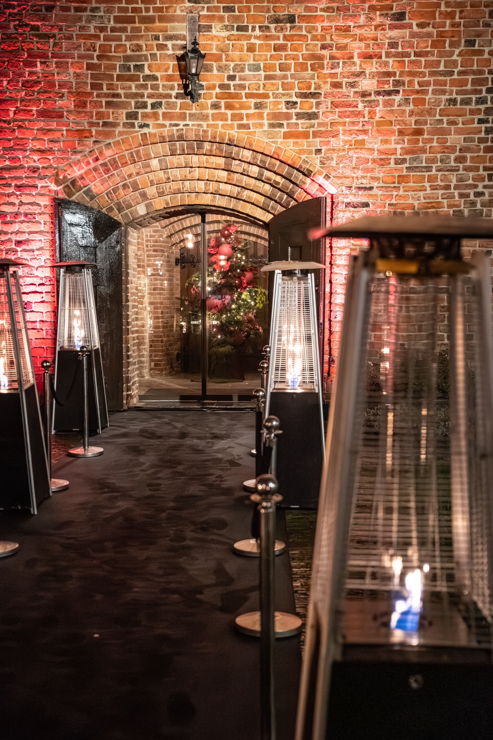 Sfeervol verlichte entree van een evenementlocatie beveiligd door EW Security