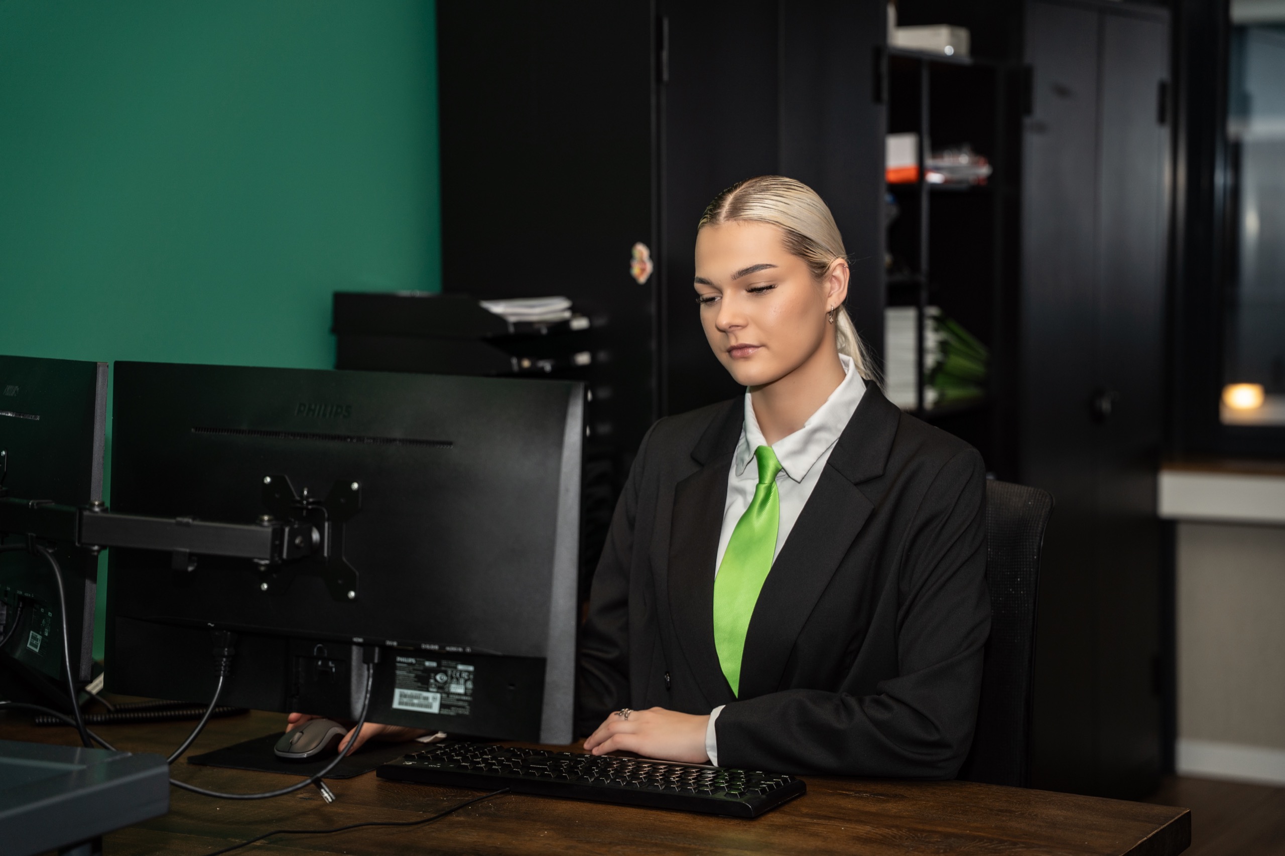 Medewerker van EW Security aan het werk achter de monitoren in de meldkamer