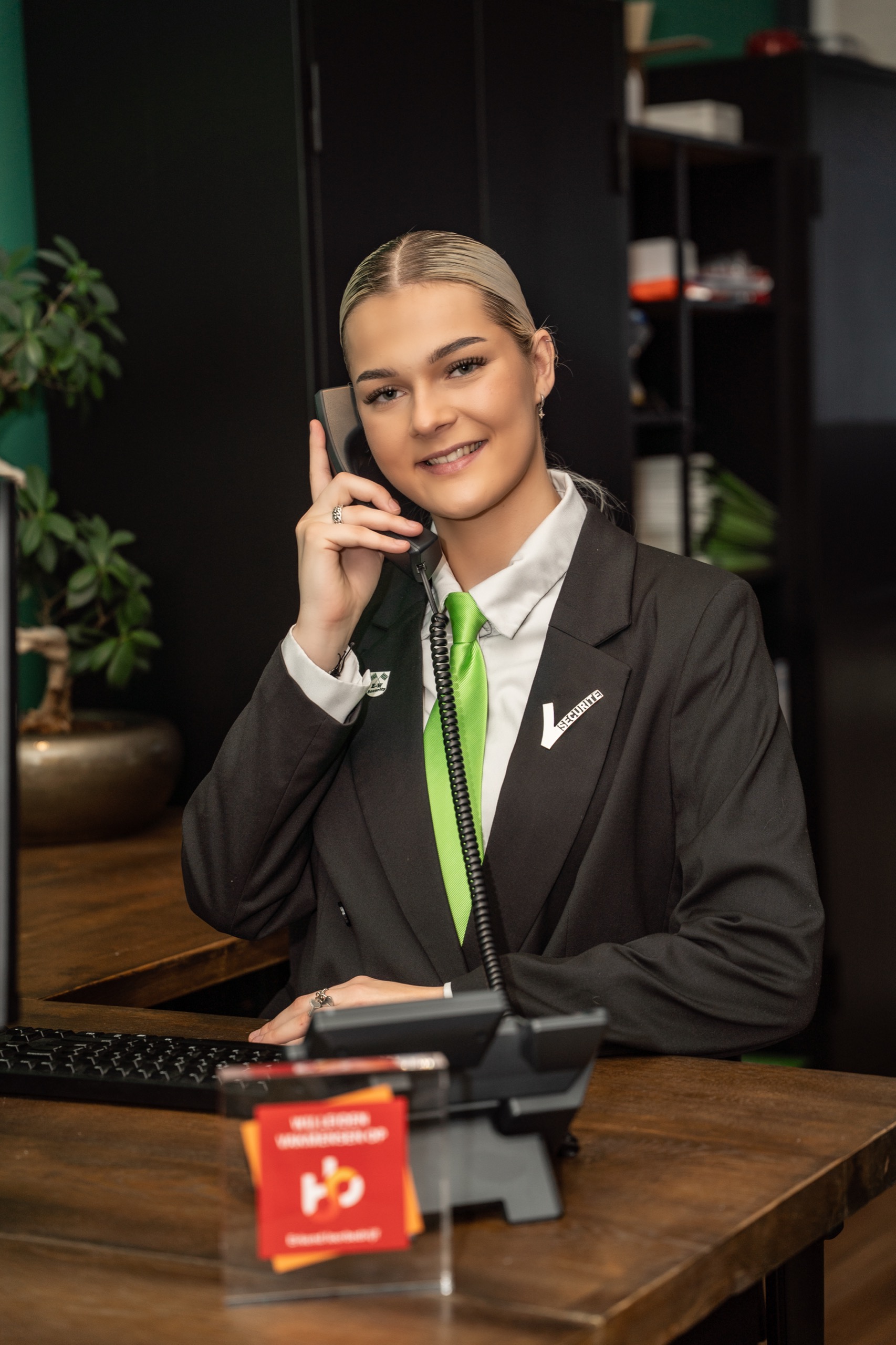 Specialist van EW Security aan de telefoon in de meldkamer