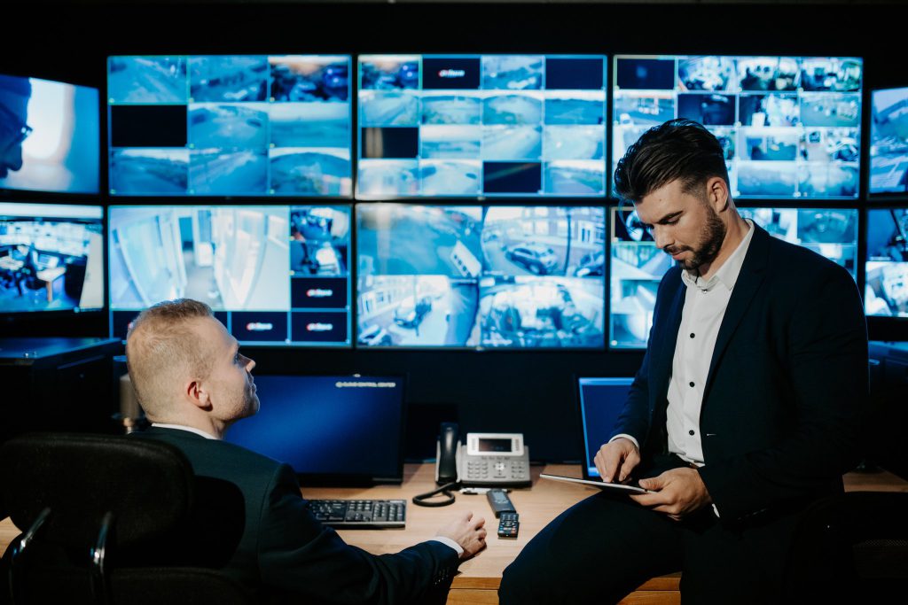 Medewerker van EW Security geeft uitleg bij de camerabeelden