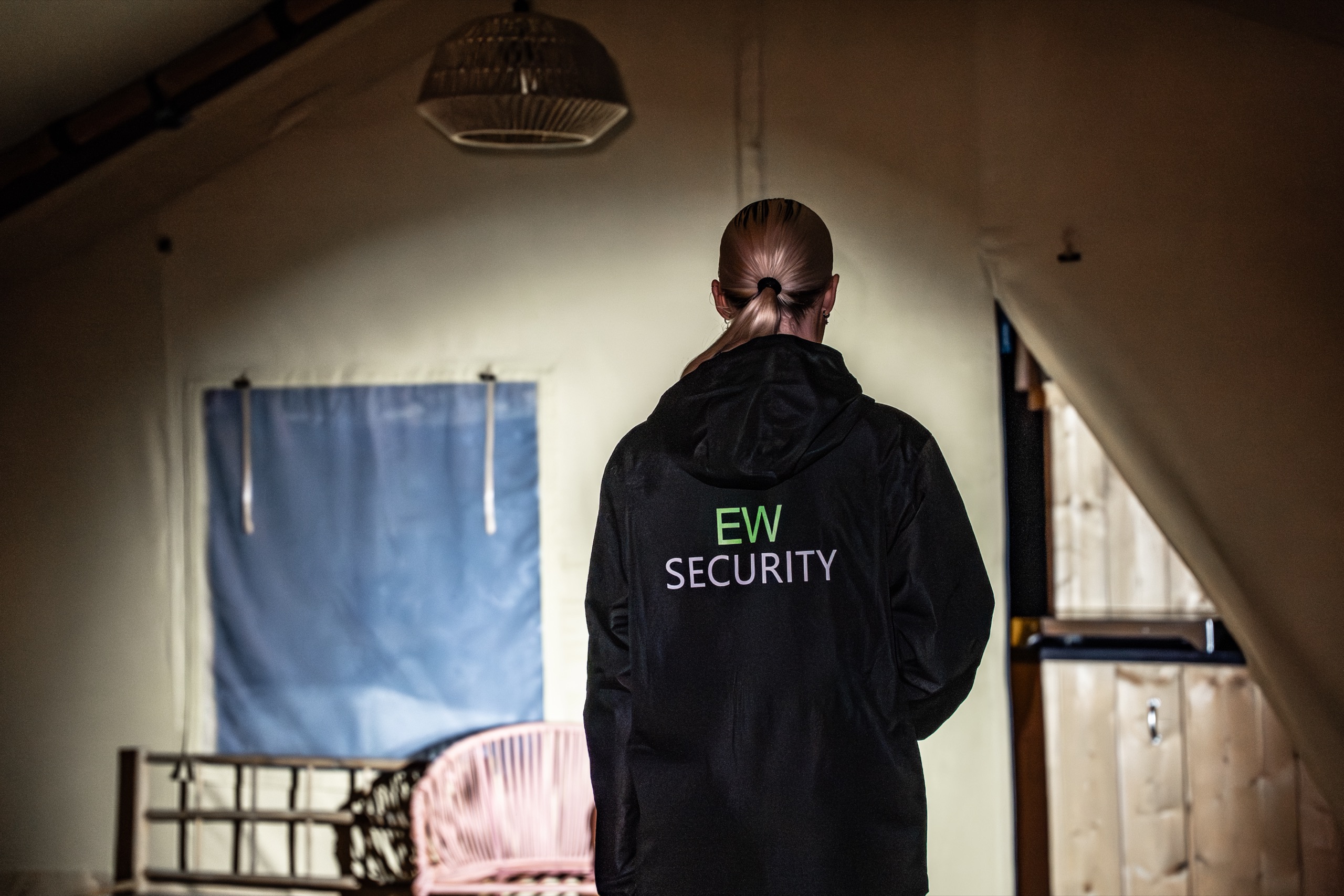 EW Security-beveiliger inspecteert een lodge tijdens een nachtronde