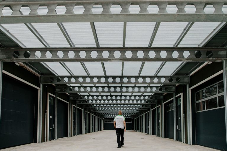 Beveiliger van EW Security loopt een ronde over een bedrijventerrein