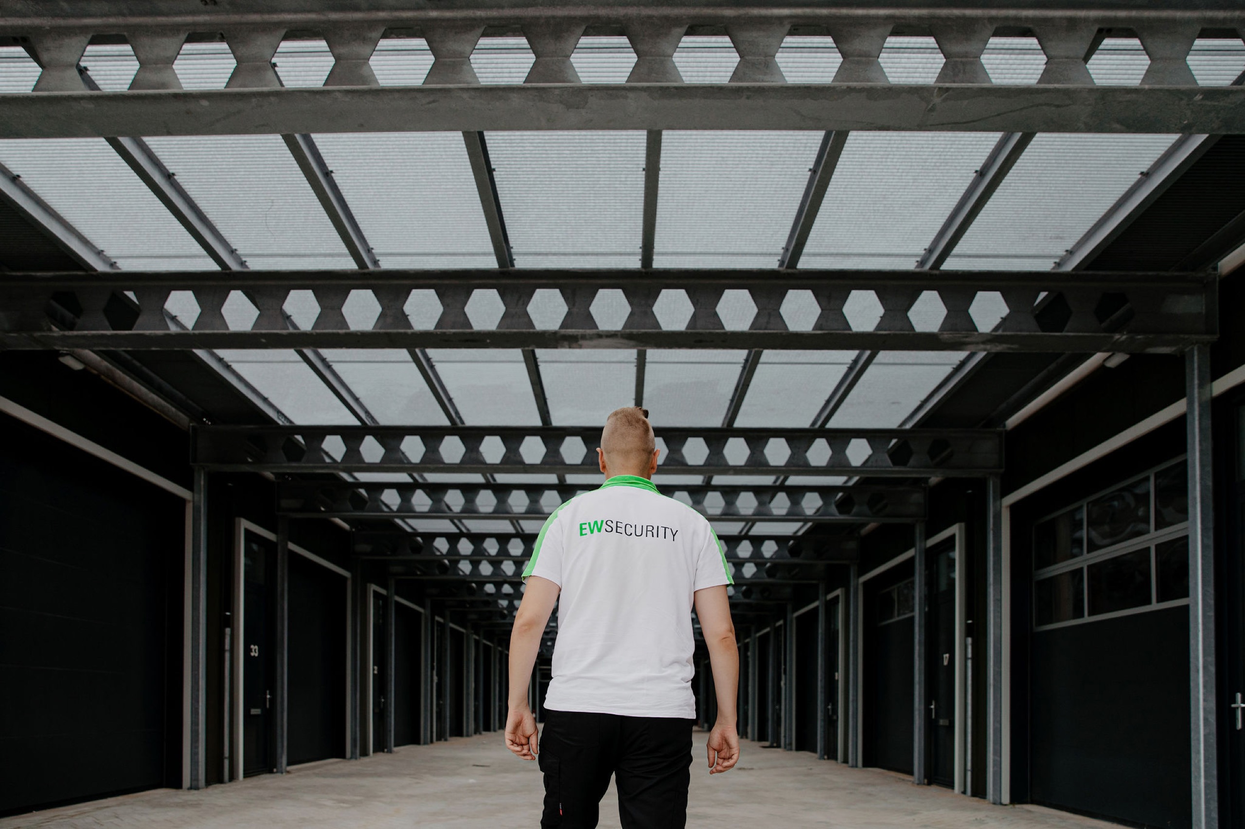 Objectbeveiliger van EW Security bij een pand