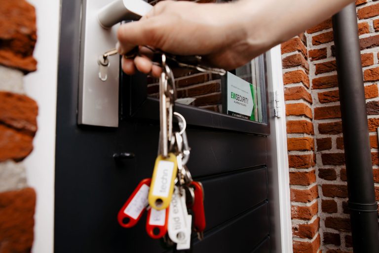 Close-up van sleutelbeheer door EW Security