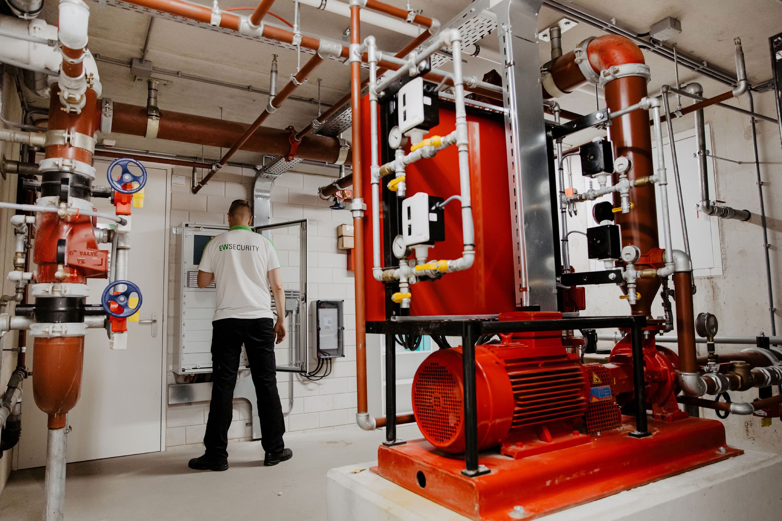 Technische ruimte met sprinklerinstallatie tijdens een controle van EW Security