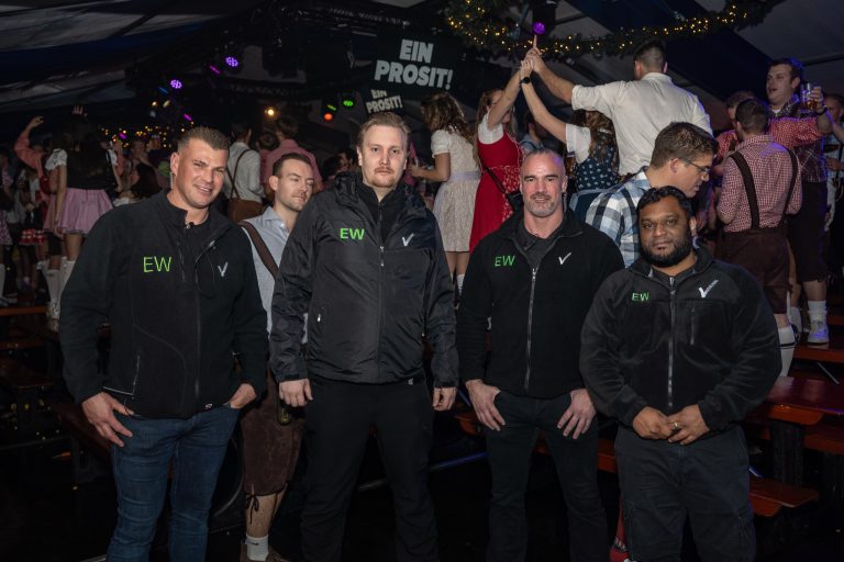 Team van EW Security-beveiligers voor de feesttent tijdens een evenement
