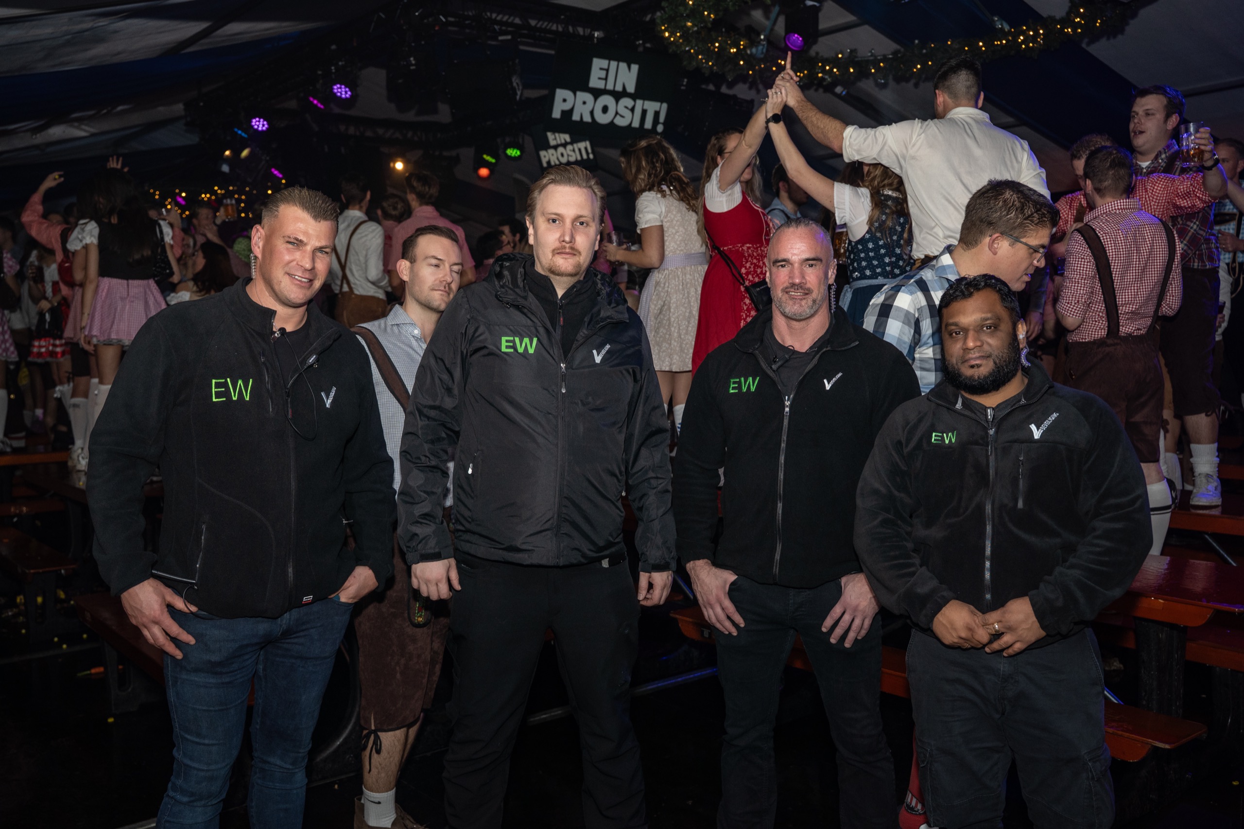Team van EW Security-beveiligers voor de feesttent tijdens een evenement