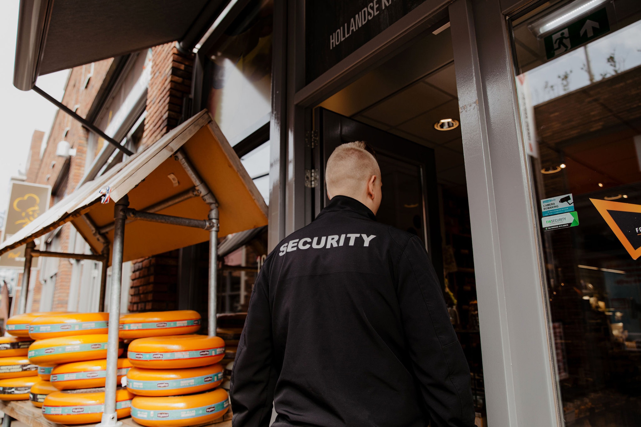 EW Security-beveiliger tijdens winkelsurveillance in het centrum
