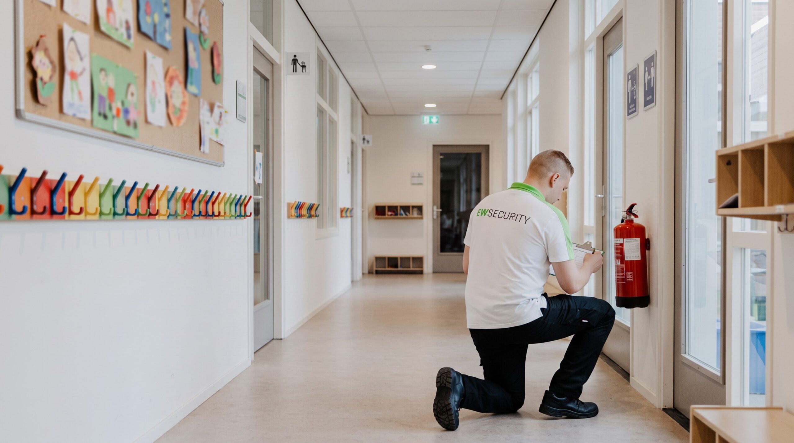 AI-beeld van EW Security: controle van een blusser in een basisschool