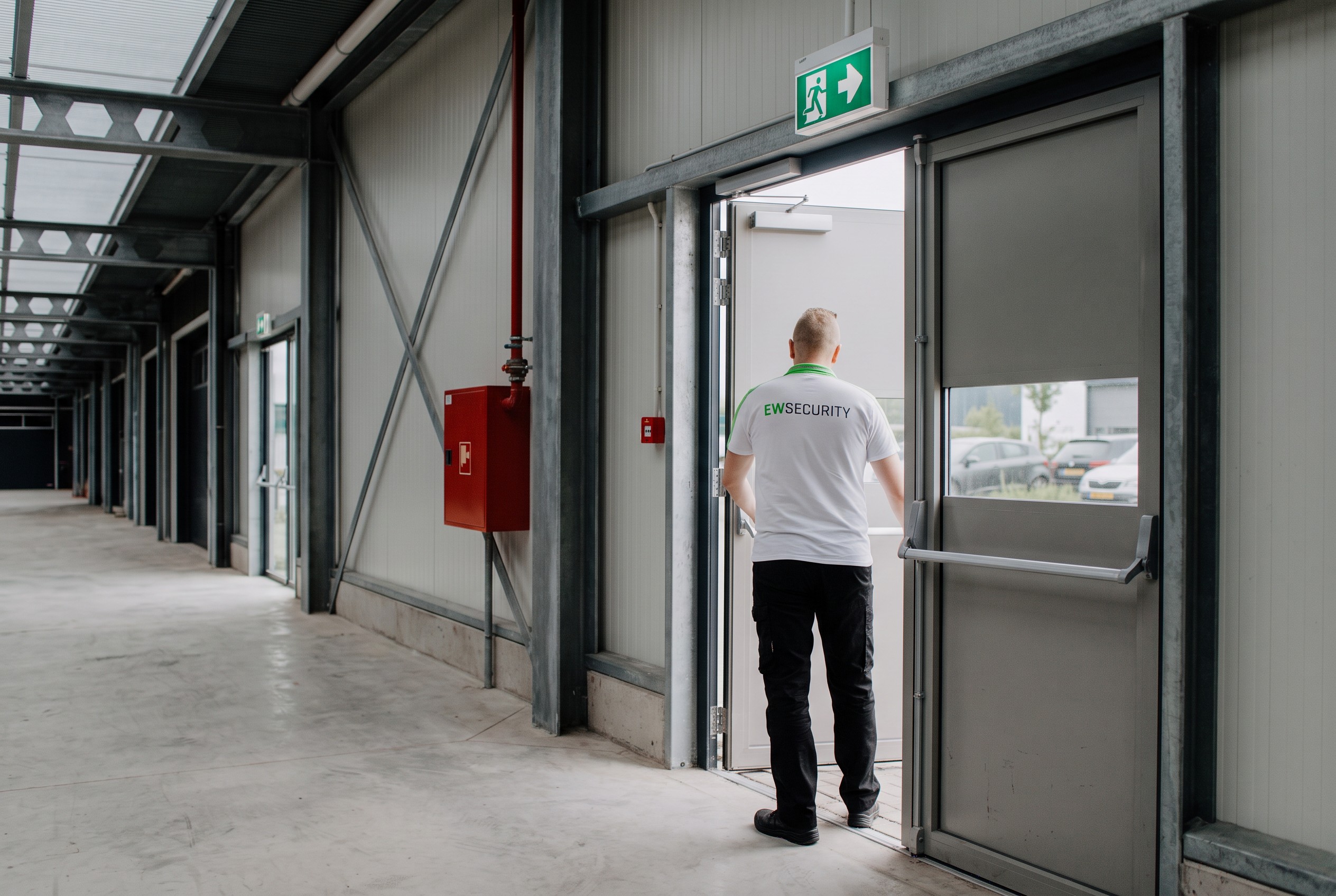 AI-beeld van EW Security: nooduitgang controleren