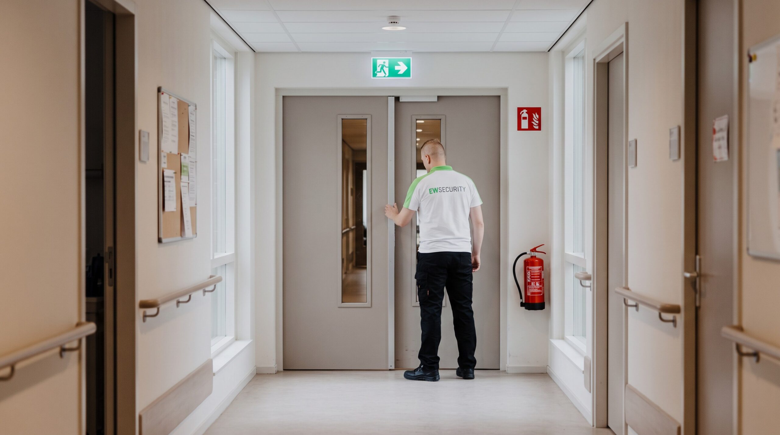 AI-beeld van EW Security: controle van een branddeur in de zorg
